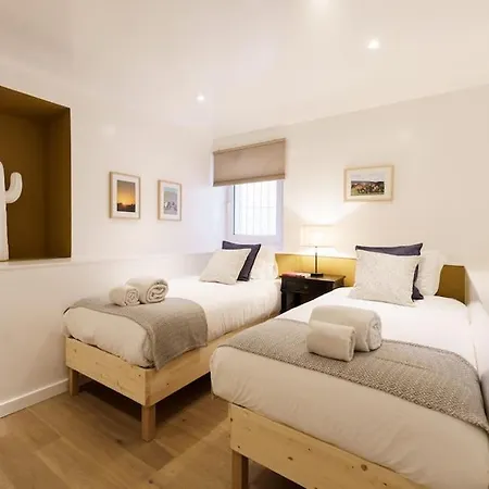 Charm With Patio Apartman