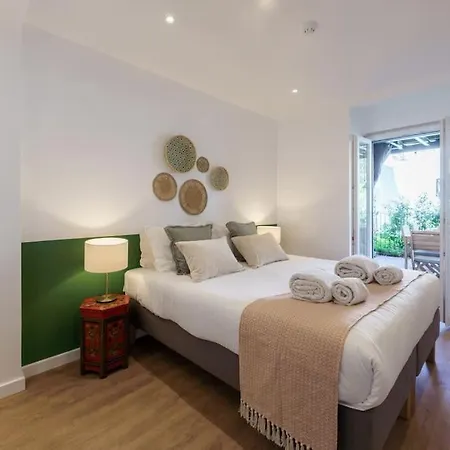 Charm With Patio Apartman