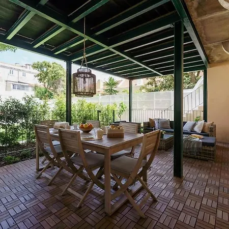 Apartment Charm With Patio *