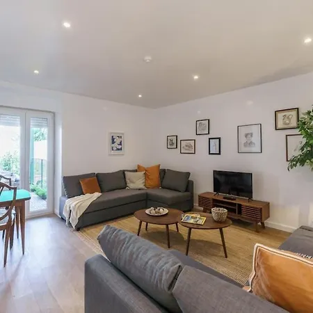 Charm With Patio 公寓